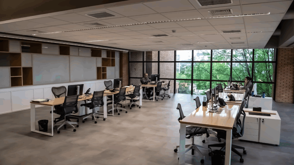 Escritório de alto padrão com layout aberto